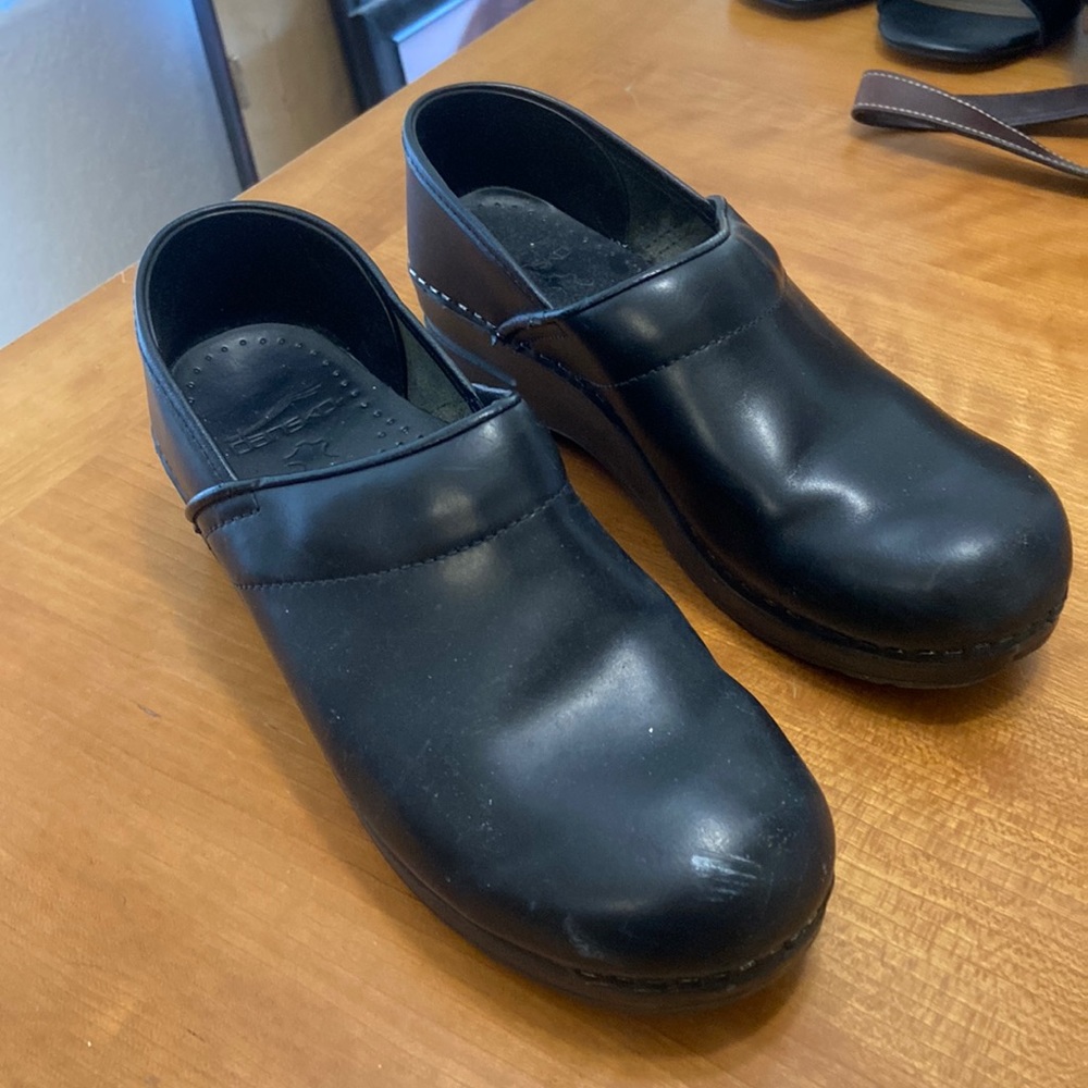 Dansko black professional clogs in smooth leather. Used but in fine shape. EU 39